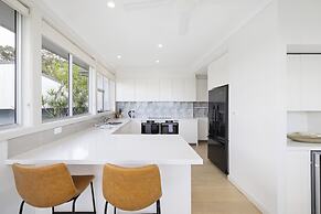 Spacious 5-bed Beach House With Ocean View