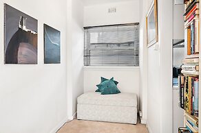 Sunny 1-bed With Parking Near Arts Precinct