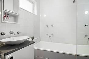 Sunny 1-bed With Parking Near Arts Precinct