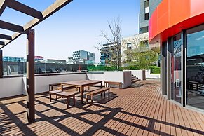 Stylish 2-bed Apartment Near MCG