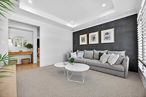 Coastal Luxe 4-bed House in Madora Bay