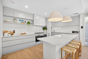 Coastal Luxe 4-bed House in Madora Bay