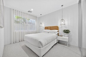 Coastal Luxe 4-bed House in Madora Bay