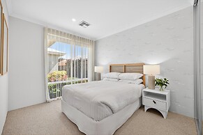 Coastal Luxe 4-bed House in Madora Bay