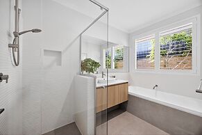 Coastal Luxe 4-bed House in Madora Bay