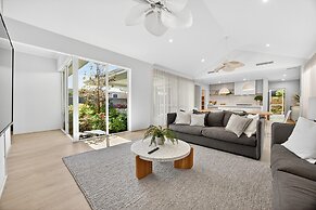 Coastal Luxe 4-bed House in Madora Bay