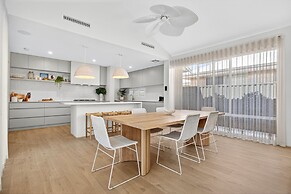 Coastal Luxe 4-bed House in Madora Bay