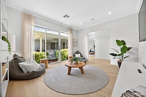 Coastal Luxe 4-bed House in Madora Bay