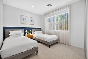 Coastal Luxe 4-bed House in Madora Bay