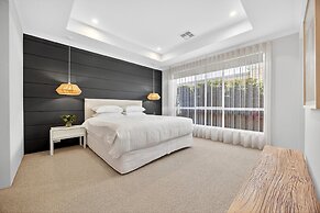 Coastal Luxe 4-bed House in Madora Bay