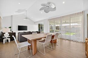 Coastal Luxe 4-bed House in Madora Bay