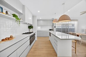 Coastal Luxe 4-bed House in Madora Bay
