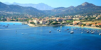 Chic Romantic Getaway in L'ile Rousse