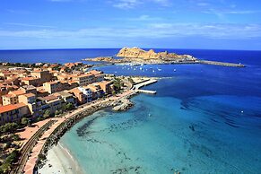 Chic Romantic Getaway in L'ile Rousse