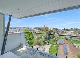 Modern 4-bed Townhouse With Water Views