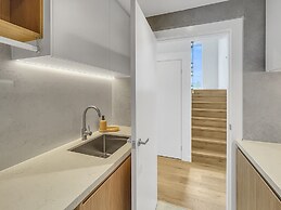 Modern 4-bed Townhouse With Water Views