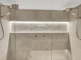 Modern 4-bed Townhouse With Water Views