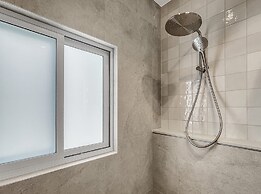 Modern 4-bed Townhouse With Water Views
