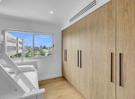 Modern 4-bed Townhouse With Water Views