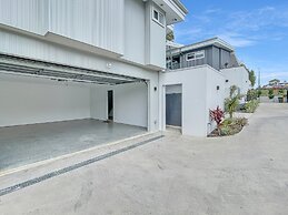 Modern 4-bed Townhouse With Water Views