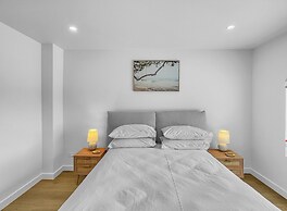 Modern 4-bed Townhouse With Water Views