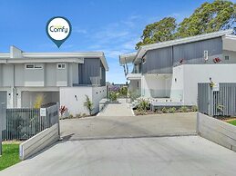Modern 4-bed Townhouse With Water Views
