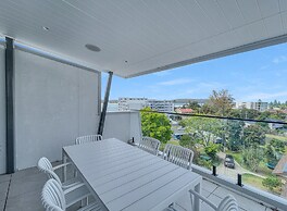 Modern 4-bed Townhouse With Water Views