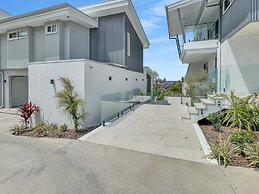 Modern 4-bed Townhouse With Water Views