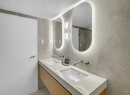 Modern 4-bed Townhouse With Water Views