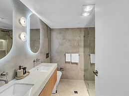 Modern 4-bed Townhouse With Water Views