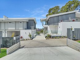 Modern 4-bed Townhouse With Water Views