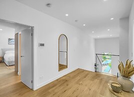 Modern 4-bed Townhouse With Water Views