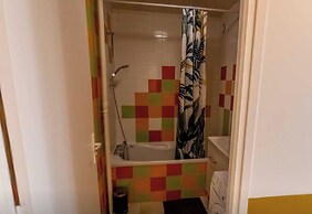 Private Room in a Shared Flat - Lyon 8e
