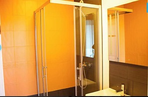 Private Room in a Shared Flat - Lyon 8