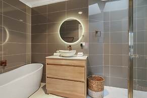Spacious 3-bed Home With Garden in Preston