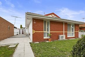 Spacious 3-bed Home With Garden in Preston