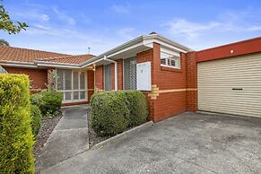Spacious 3-bed Home With Garden in Preston