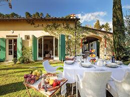Villa in Camaiore With Pool & Tuscan Views