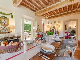 Villa in Camaiore With Pool & Tuscan Views