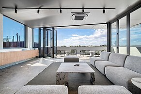 Coastal Apartment With Rooftop Pool