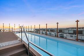 Coastal Apartment With Rooftop Pool