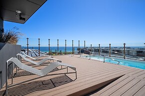 Coastal Apartment With Rooftop Pool