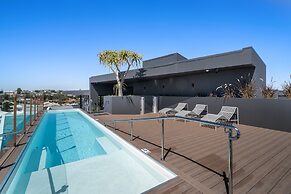 Coastal Apartment With Rooftop Pool