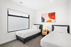 Brand-new 3-bed Townhouse in Pascoe Vale