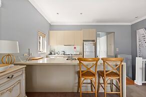 Bright Home Steps From Double Bay Beach
