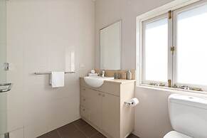 Bright Home Steps From Double Bay Beach