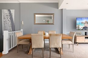 Bright Home Steps From Double Bay Beach