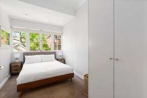 Bright Home Steps From Double Bay Beach