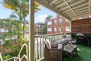 Bright Home Steps From Double Bay Beach