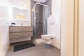 Stylish 1BR 1LR Vienna Center Homes